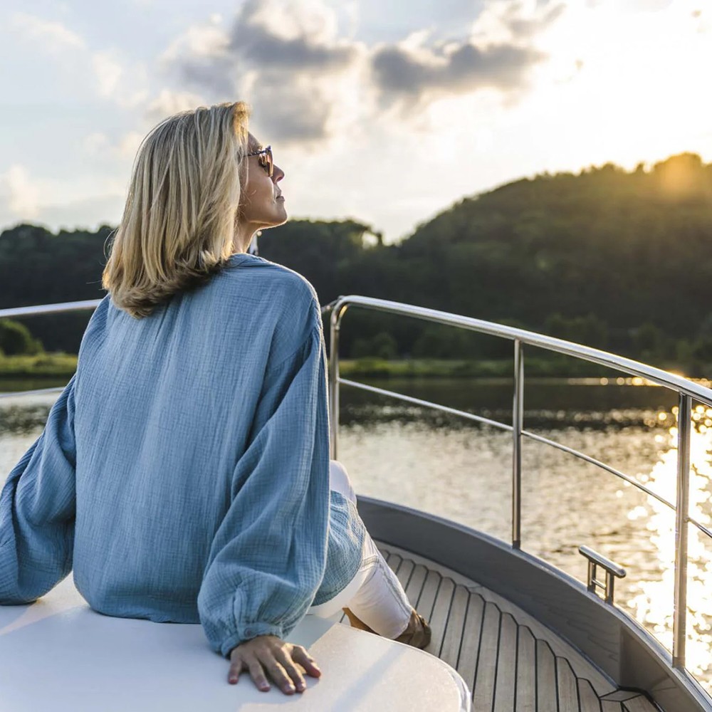 Frau genießt den Ausblick auf der Linssen 45 SL AC