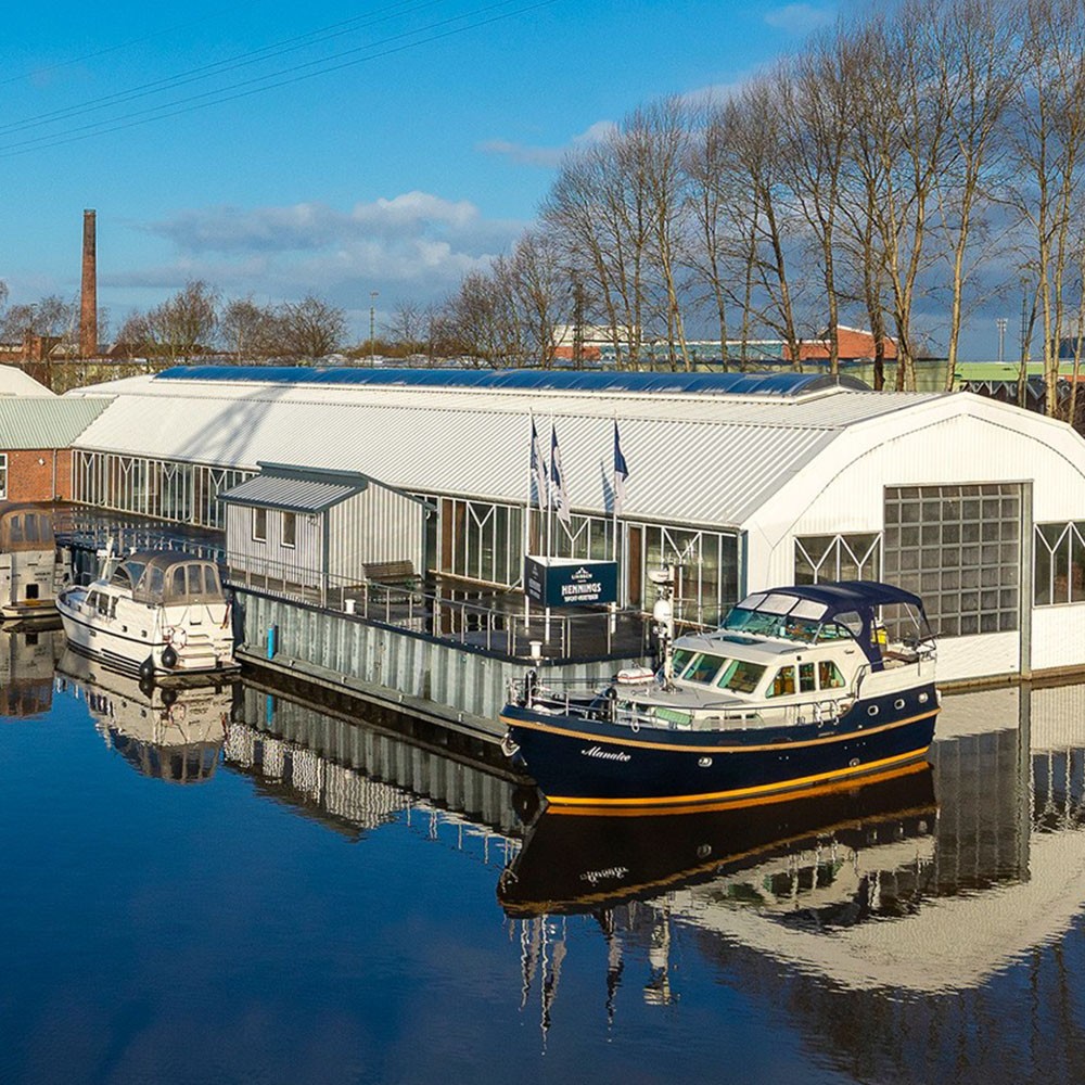 hennings yachtvertrieb blick auf die hallen des firmengebaeudes