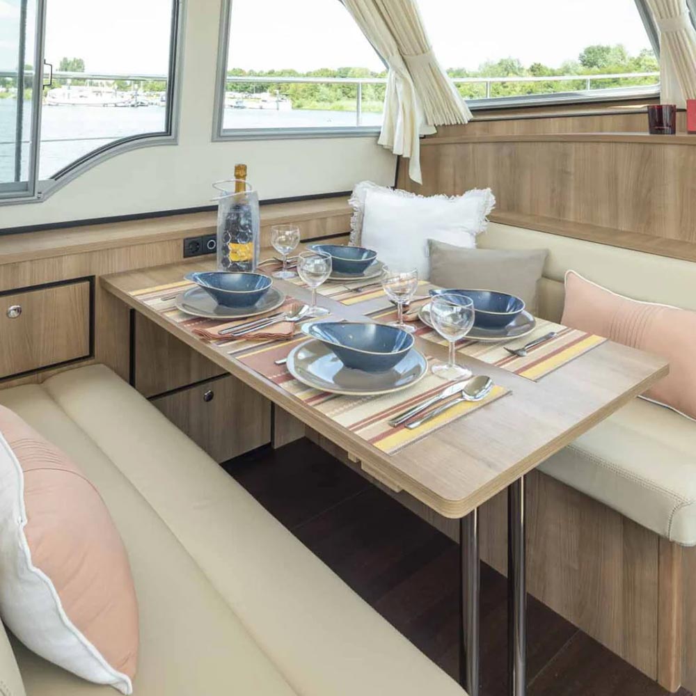 Detailaufnahme der Sitzecke einer kurzfristig lieferbaren Yacht