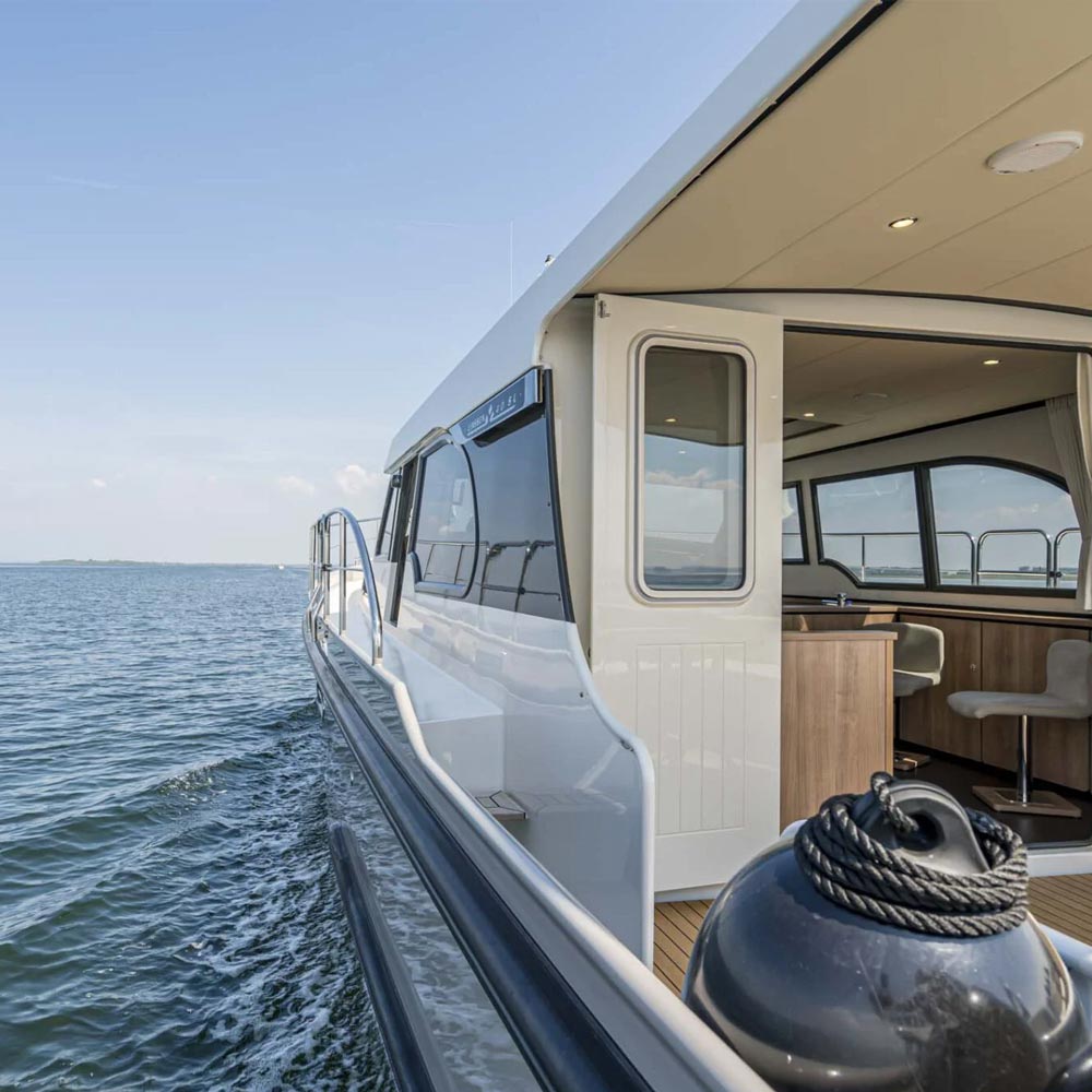 Detailaufnahme einer Yacht auf Tour